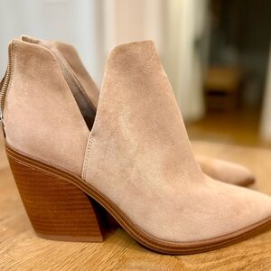 Vince Camuto Gigietta Tortila Suede Ankle Booties Split Shaft Zip Women's 8.5